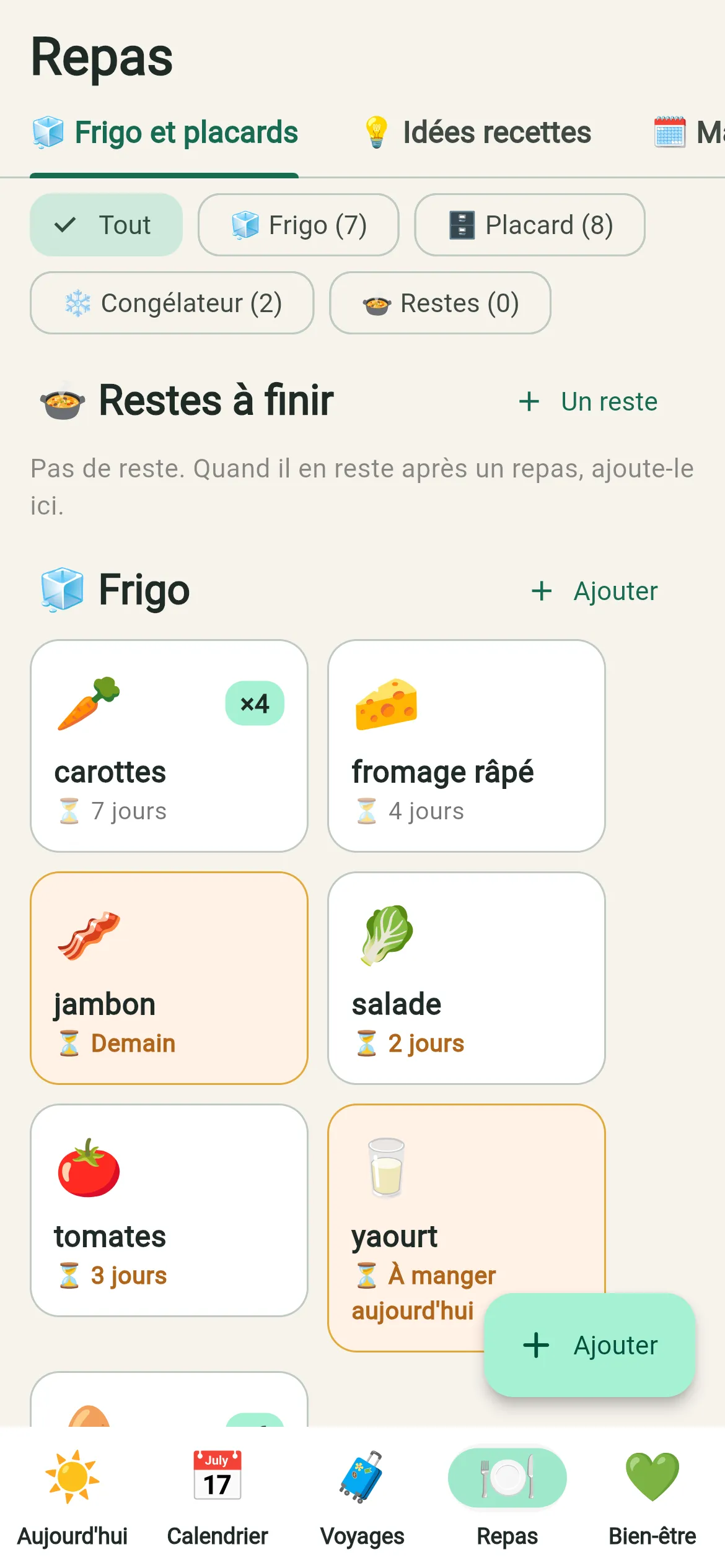 Le frigo, le placard et le congélateur, avec les quantités et les dates limites.